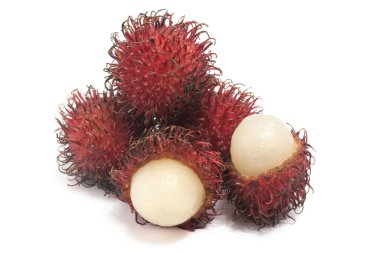 Yarısı kesilmiş ve taze organik rambutan lezzetli meyveler beyaz arka plan kırpma yolunda izole edilmiş.