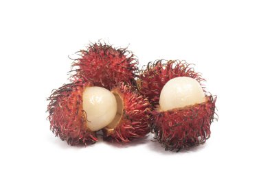 Yarısı kesilmiş ve taze organik rambutan lezzetli meyveler beyaz arka plan kırpma yolunda izole edilmiş.