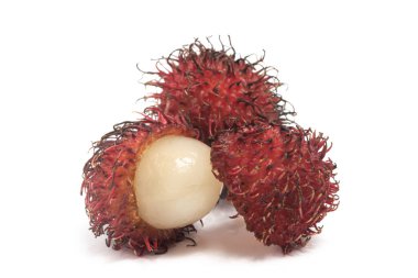 Yarısı soyulmuş taze organik rambutan lezzetli meyveler beyaz arka plan kırpma yolunda izole edilmiş.
