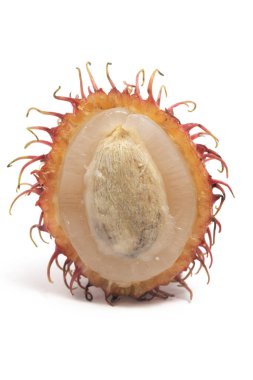 Yarısı kesilmiş ve soyulmuş taze organik rambutan lezzetli meyveler beyaz arka planda izole edilmiş kırpma yolu.