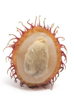 Yarısı kesilmiş ve soyulmuş taze organik rambutan lezzetli meyveler beyaz arka planda izole edilmiş kırpma yolu.