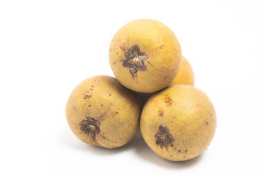 Dört taze organik sapodilla yığıldı. Beyaz arka planda izole edilmiş lezzetli meyveler.