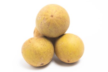 Dört taze organik sapodilla yığıldı. Beyaz arka planda izole edilmiş lezzetli meyveler.