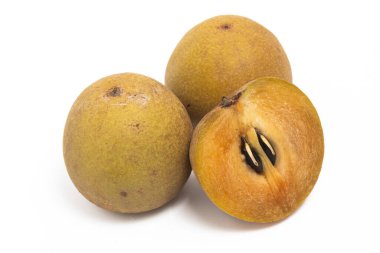 Yarısı kesilmiş ve iki taze organik sapodilla beyaz arka planda izole edilmiş lezzetli meyve kesme yolu.