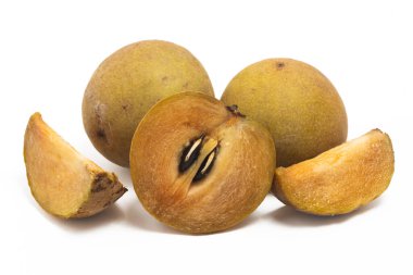 Yarısı kesilmiş ve iki taze organik sapodilla beyaz arka planda izole edilmiş lezzetli meyve kesme yolu.