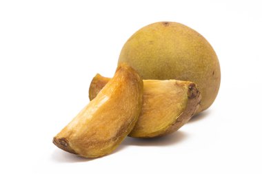 Dilimlenmiş ve taze organik sapodilla. Beyaz arka planda izole edilmiş lezzetli meyve.