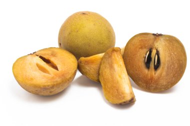 Yarısı kesilmiş ve taze organik sapodilla. Beyaz arka planda izole edilmiş lezzetli meyveler.