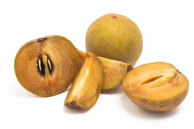 Yarısı kesilmiş ve taze organik sapodilla. Beyaz arka planda izole edilmiş lezzetli meyveler.