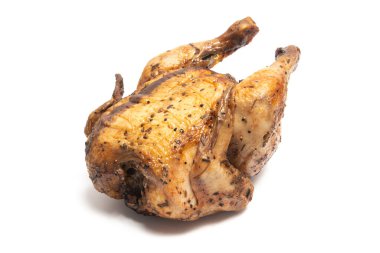 Beyaz arka planda izole edilmiş otlarla tatlandırılmış leziz bir kızarmış tavuk.