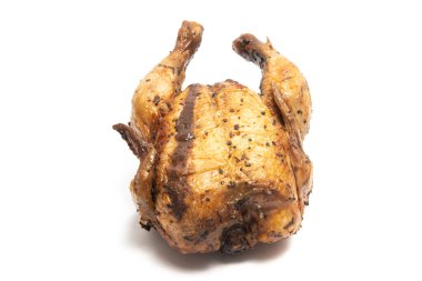 Beyaz arka planda izole edilmiş otlarla tatlandırılmış leziz bir kızarmış tavuk.