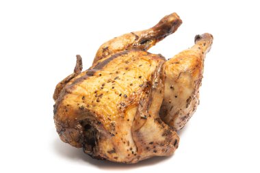 Beyaz arka planda izole edilmiş otlarla tatlandırılmış leziz bir kızarmış tavuk.