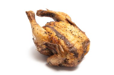 Beyaz arka planda izole edilmiş otlarla tatlandırılmış leziz bir kızarmış tavuk.