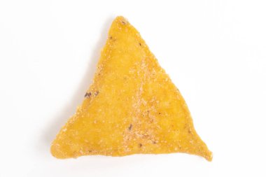 Beyaz arka planda izole edilmiş mısır cipsi cipsi.