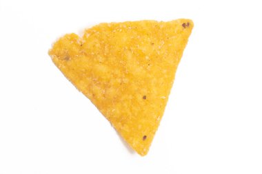 Beyaz arka planda izole edilmiş mısır cipsi cipsi.