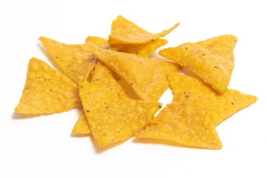 Beyaz arkaplanda izole edilmiş mısır tortilla nachos cipsi grubu.