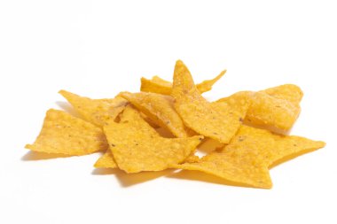 Beyaz arkaplanda izole edilmiş mısır tortilla nachos cipsi grubu.