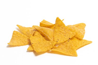 Beyaz arkaplanda izole edilmiş mısır tortilla nachos cipsi grubu.