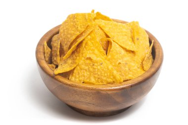 Beyaz arka planda izole edilmiş ahşap bir kasede mısır cipsi cipsi.