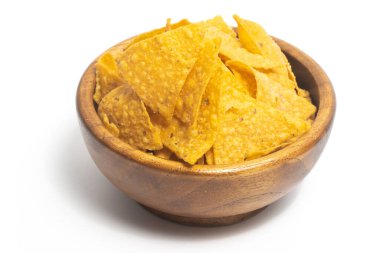 Beyaz arka planda izole edilmiş ahşap bir kasede mısır cipsi cipsi.