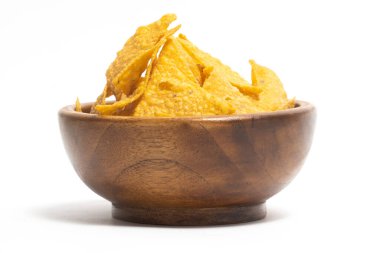 Beyaz arka planda izole edilmiş ahşap bir kasede mısır cipsi cipsi.