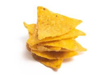 Beyaz arka planda izole edilmiş mısır gevrekli tortilla cipsi parçaları.
