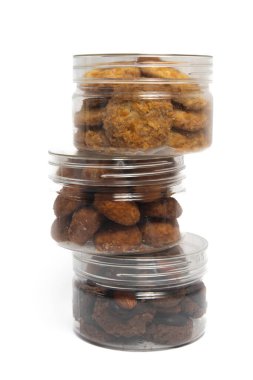 Beyaz arkaplan kırpma yolu üzerinde izole edilmiş kavanozda çeşitli çerezler yığıldı