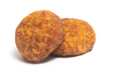 Beyaz arkaplan kırpma yolunda izole edilmiş iki palmiye peynirli kurabiye