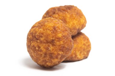 Yığılmış palmiye peynirli kurabiyeler beyaz arkaplan kırpma yolunda izole