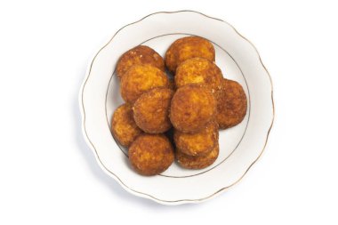 Palmiye peynirli kurabiyeler beyaz arka plan kırpma yolunda izole edilmiş küçük beyaz tabak üst görünümü