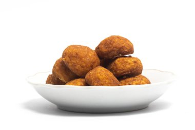 Beyaz arka plan kırpma yolunda izole edilmiş küçük beyaz bir tabakta palmiye peynirli kurabiyeler.