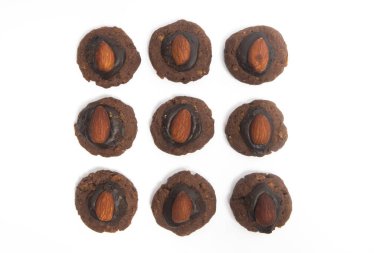 Çikolata ve mısır gevreğinden yapılmış bir grup Afgan kurabiyesi. Üst görüntüde badem var. Beyaz arka plan kırpma yolunda izole edilmiş.