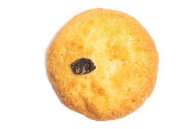 Beyaz arkaplan kırpma yolunda izole edilmiş kuru üzüm görünümlü hindistan cevizi tarzı kurabiye.