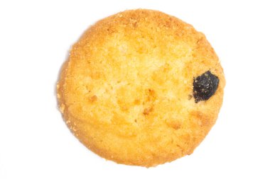 Beyaz arkaplan kırpma yolunda izole edilmiş kuru üzüm görünümlü hindistan cevizi tarzı kurabiye.