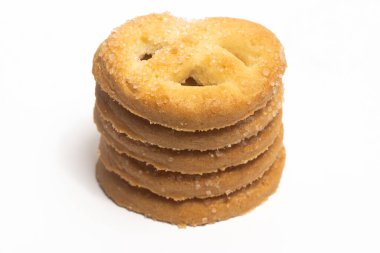 Danimarka tereyağlı kurabiye yığınları beyaz arka plan kırpma yolunda izole edilmiş kraker kurabiyeleri