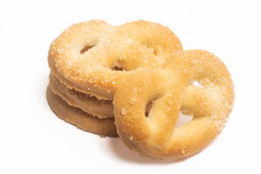 Danimarka tereyağlı kurabiye yığınları beyaz arka plan kırpma yolunda izole edilmiş kraker kurabiyeleri