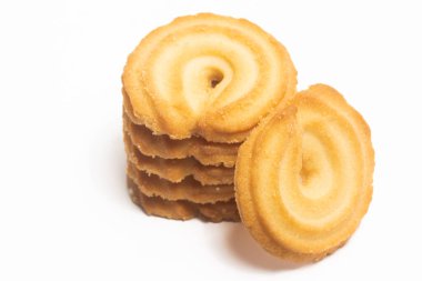 Danimarka tereyağlı kurabiye yığını beyaz arka planda izole edilmiş vanilyalı halka kurabiyesi kesme yolu