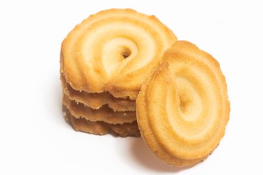 Danimarka tereyağlı kurabiye yığını beyaz arka planda izole edilmiş vanilyalı halka kurabiyesi kesme yolu