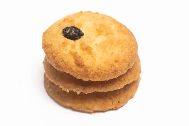 Danimarka tereyağlı kurabiyeler yığılmış Hindistan cevizi tarzı kurabiye beyaz arka planda izole edilmiş kuru üzümlü.