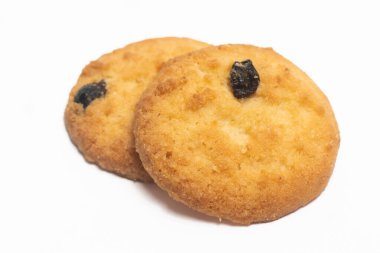 Beyaz arka planda izole edilmiş üzümlü hindistan cevizi usulü kurabiye.