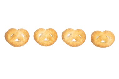 Danimarka tereyağlı kurabiye grubu beyaz arkaplan kırpma yolu üzerinde izole kraker kurabiye üst görünümü