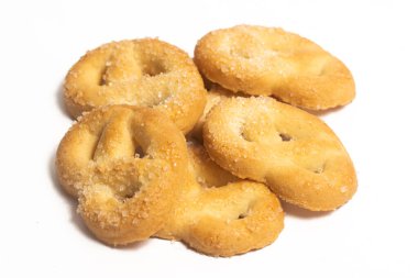 Danimarka usulü kurabiye grubu beyaz arkaplan kırpma yolunda izole edilmiş kraker kurabiyesi