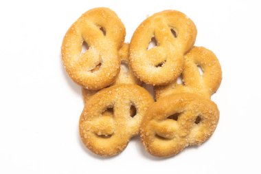 Danimarka tereyağlı kurabiye grubu beyaz arkaplan kırpma yolu üzerinde izole kraker kurabiye üst görünümü