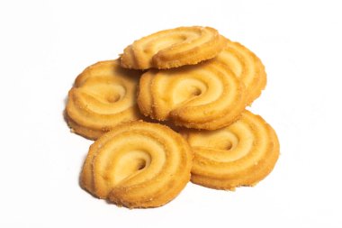 Danimarka tereyağlı kurabiye grubu beyaz arka planda izole edilmiş vanilyalı halka kurabiyesi.