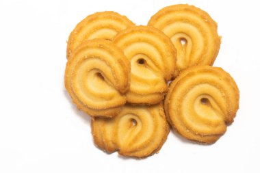 Danimarka tereyağlı kurabiye grubu beyaz arkaplan kırpma yolunda izole edilmiş vanilyalı halka kurabiye üst görünümü