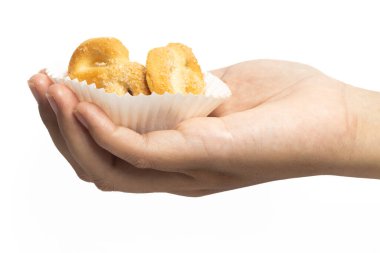 El ele tutuşan Danimarka kurabiyeleri beyaz arka planda izole edilmiş kağıt bardakta kraker kurabiyeleri.