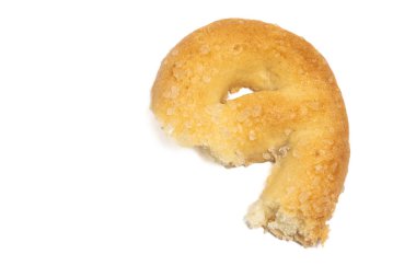 Danimarka tereyağlı kurabiyelerden kırılan çubuk kraker üst görünümü beyaz arkaplan kırpma yolunda izole edildi