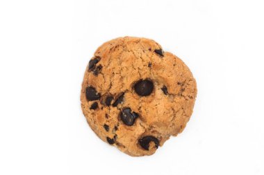 Çikolata parçalı kurabiye üst görünümü beyaz arkaplan kırpma yolunda izole