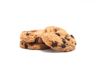 Beyaz arkaplan kırpma yolunda izole edilmiş çikolata parçacıklı kurabiye yığını