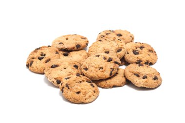 Beyaz arkaplan kırpma yolunda izole edilmiş çikolata parçacıklı kurabiye grubu