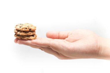 Çikolata parçalı kurabiyeler beyaz arka planda izole edilmiş.